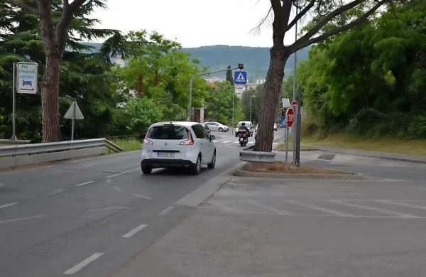 Na odseku med Simonovim zalivom in Belvederjem tako 
policija kot občinsko redarstvo beležita pogoste prekoračitve 
hitrosti.