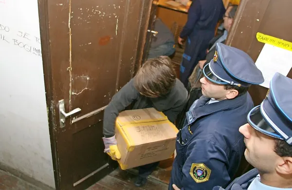 Neplačevanje dolgov vodi v rubeže, odklop elektrike in deložacije. Ministrstvo išče tudi rešitve 
za tiste, ki so jih upniki postavili na cesto.