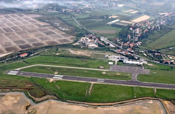 Zdaj 1200 metrov dolgo letališko stezo v Sečovljah  želijo podaljšati za  300 metrov.