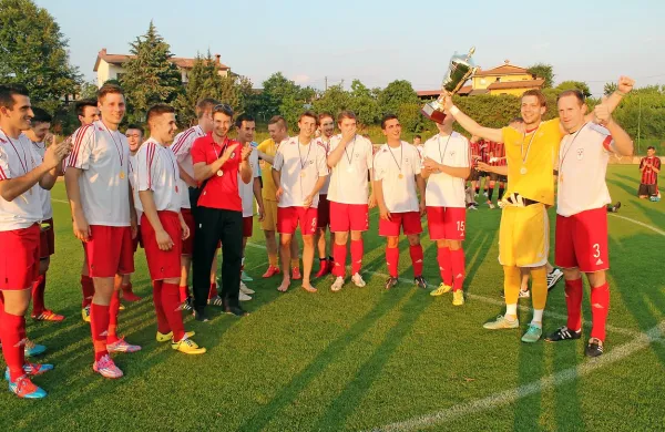 Takole sta ob navdušenju soigralcev NK Brda pokal MNZ N. 
Gorica dvignila vratar Matej Mavrič in kapetan Tomaž Filej.