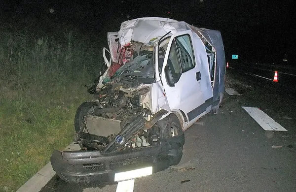 21-letni voznik kombija iz Ljubljane je vozil po avtocesti  od  
Razdrtega  proti Postojni in z desnim delom kombija trčil v 
zadnji del tovornega vozila.