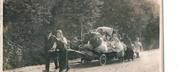   Z vozom gredo v begunstvo  (iz zbirke razglednic Goriškega muzeja).