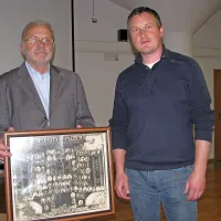Vasja Klavora s spominsko ploščo  umrlih in preživelih vojakov iz Bovca (umrlo jih je 68) in Miha Uršič, ki raziskuje vpliv 
vojne na  poselitev.