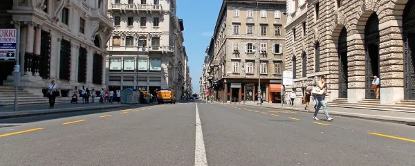 Nekoč zelo prometna Ulica Mazzini v središču Trsta je bila do nedavnega rezervirana za avtobuse in taksije, zdaj pa je brez prometa.