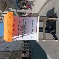 Na Ulici Mazzini zbirajo podpise za in proti zapori prometa.  