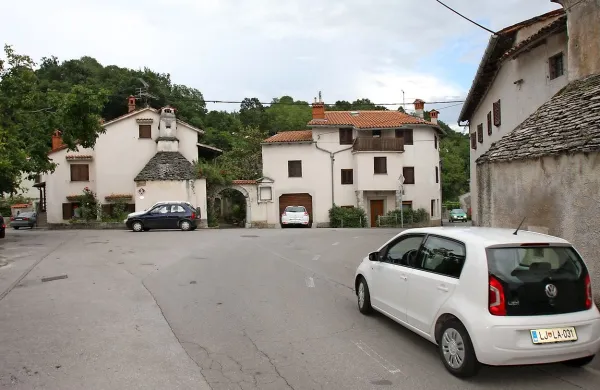 Zaradi znižanja letošnjega komenskega proračuna so najbolj 
jezni v Kobdilju, saj v njem zdaj ni več denarja za obnovo 
vaškega doma.