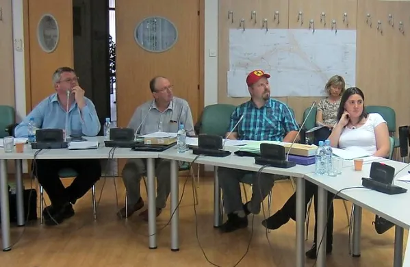 Katja Fedrigo (prva z desne) je tudi divaške svetnike prepričevala o pomembnosti Geoparka Krasa, vendar ji je svetnik 
Martin Prelc (tretji z desne) očital, da bi morala zadevo  predstaviti v manj papirnatem jeziku in   z več  konkretnimi primeri 
iz prakse.