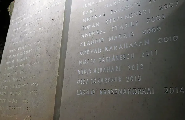 Nagrajenci mlade vilenice so že znani,  ime zmagovalca 30. 
mednarodnega literarnega festivala Vilenica pa bodo nizu 
dosedanjih nagrajencev dodali septembra. 