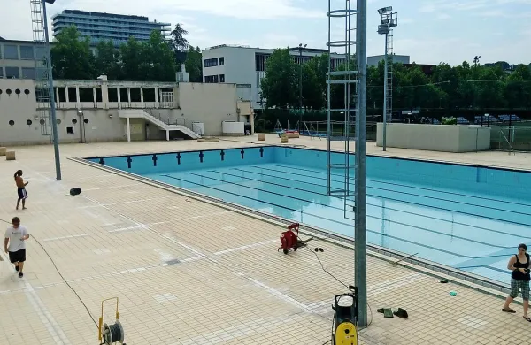 Novogoriški letni bazen te dni polnijo z vodo, prihodnjo 
soboto bo v njem mogoče plavati. 