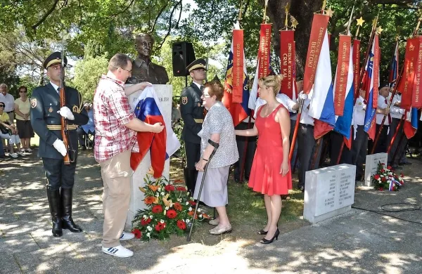 Kip dr. Aleša Beblerja - Primoža sta odkrila soborka Aleša 
Beblerja v goriškem okrožju Branka Kovačič in krajan Miha 
Kos, ki tudi skrbi za obeležje.  