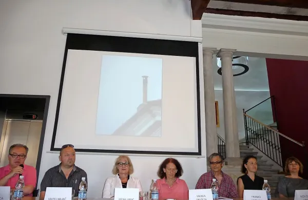 Svoje poglede o bodoči vsebini Tomosovega bloka so na okrogli mizi predstavili (z leve): Igor Franca,  Matej Mljač,   Irena Urbič,  
Valnea Družeta,  Franko Hmeljak,     Neža Čebron Lipovec  in  Jasna Kralj Pavlovec.