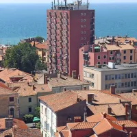 Tomosov blok, delo arhitekta Eda Mihevca, je bil zgrajen pred 
57 leti, vendar ne sodi med zaščitene zgradbe.