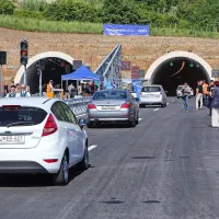  Prvi vozniki so skozi predor zapeljali že nekaj pred 17. uro, a 
le v smeri proti Kopru.