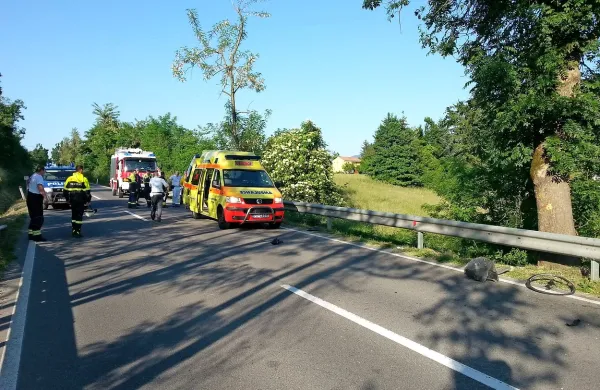 Voznik terenca je oplazil enega kolesarja, nato pa zbil 
drugega, ki je kmalu po nesreči umrl.  