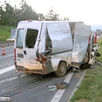 V zmečkani pločevini umrl sopotnik v kombiju