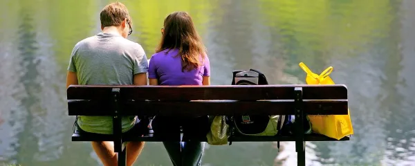 Približno vsak peti slovenski par se je zbližal po začetnem spoznavanju na spletu.