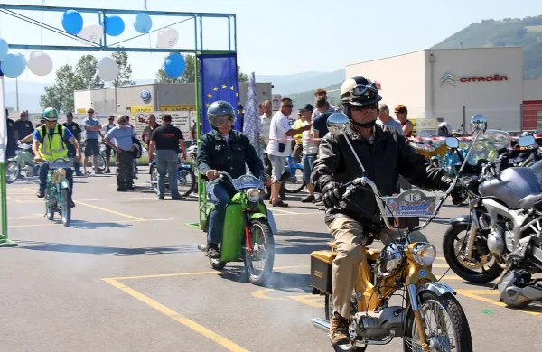 Na krožno pot po Vipavski dolini se je podalo okrog 130 
udeležencev iz vse Slovenije, z letnicami motorjev od 1958 
do 2009.