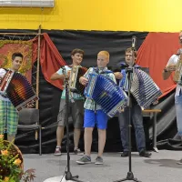  Za dobro vzdušje so sinoči   poskrbeli ljudski godci, ki so se 
pomerili v igranju na diatonično harmoniko.