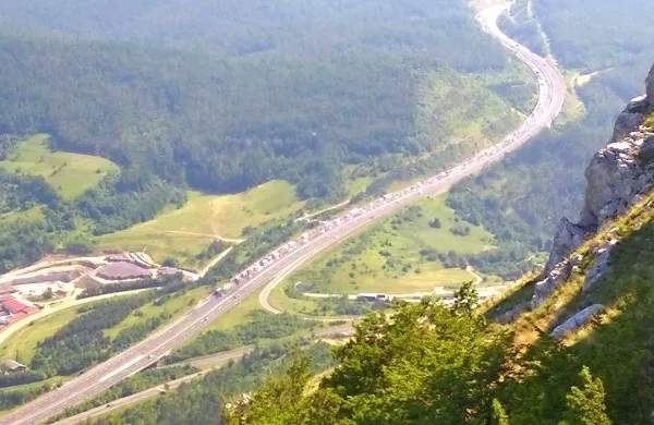Na primorski avtocesti je zagorel avtobus. Na fotografiji: 
pogled na kolono vozil z Nanosa.