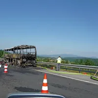 Avtobus je popolnoma zgorel, k sreči so ga potniki pravočasno zapustili.