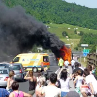 Na  avtocesti pri Razdrtem v smeri  Ljubljane je   zagorel  
madžarski avtobus.