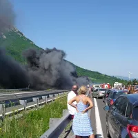 Na primorski avtocesti se je zaradi gorečega avtobusa 
nabrala dolga kolona vozil.