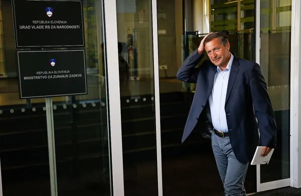 Prvak Desusa Karl Erjavec pred sejo vlade o prodaji Telekoma 
britanskemu skladu Cinven.