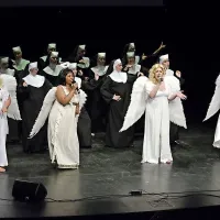 Z odra koprskega teatra so se dva večera zapored razlegali 
angelski glasovi.