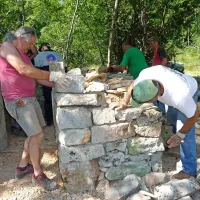 “Tega boš moral še malo 'podkajlat', da ne bo visel,” je rekel 
Marko Brana (desno) Stojanu Vitezu (levo), ko je položil 
kamen na vhodni del hiške.