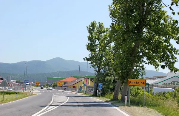 Z radarskimi meritvami ob glavni cesti iz smeri Razdrto le 
nekaj metrov za prometnim znakom prekrškarjev ni bilo težko 
ujeti.  