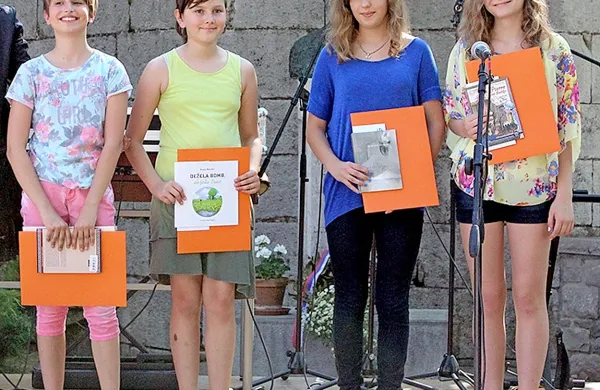 15. Mlada Vilenica je mlade spodbudila, da so  razmišljali o 
jami, ki nudi veliko izzivov tudi za razmislek o življenju, ki ni 
omejeno le na nekaj bitov in sms-ov.  