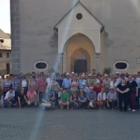Pred cerkvijo svetega Jakoba v Škofji Loki je nastala skupinska fotografija vseh 80 izletnikov.