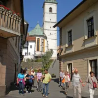 Pogled s škofjeloškega Spodnjega trga prozi cerkvi sv. 
Jakoba
