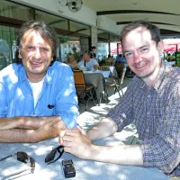 

 Gerhard Treml (levo) in  Leo Calice ugotavljata, da si na Kinu 
Otok lahko ogledaš filme, ki si jih drugod ne moreš.