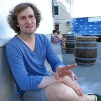 Simon Jaquemet: “Po eni strani sem zelo srečen, 
da se  v Švici  lahko s snemanjem filmov 
preživljam, po drugi pa ugotavljam, da imam 
precej nižji življenjski standard od vrstnikov, ki so 
študirali pravo ali kaj drugega in ki zaslužijo 
desetkrat več kot jaz.”