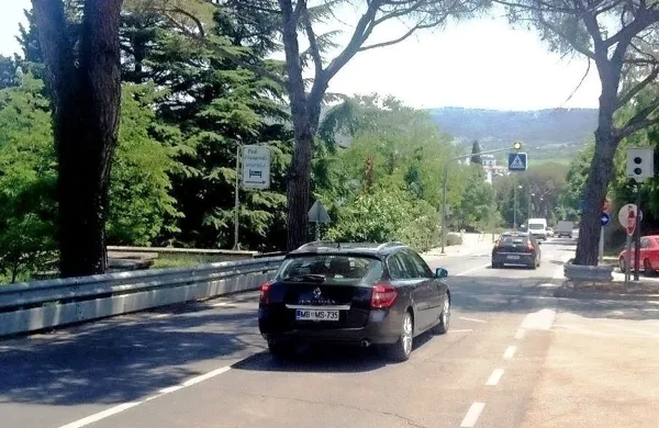 Radar  na občinski cesti med Simonovim zalivom in Belvederjem je v enem vikendu zabeležil 2580 prekrškov.   