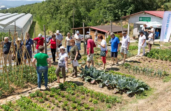 Obiskovalci so si z zanimanjem ogledali rastlinjake in prisluhnili nasvetom za vrtnarjenje na domačem vrtu.
