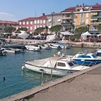  Razstavljalcem je vrtinčast veter porušil stojnice, na katerih 
so predstavljali svoje izdelke, bele šotorčke, ki so prekrivali 
stojnice, pa dvignil in pometal v morje ter na cesto. 