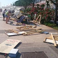 Vrtinčast veter je pometel po promenadi na Sončnem nabrežju.