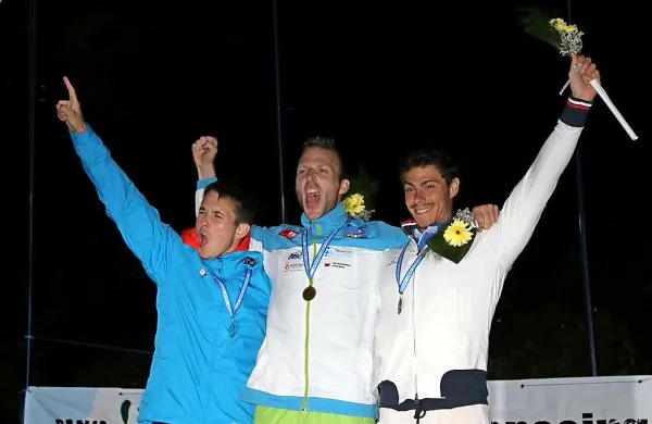Nejc Žnidarčič (v sredini) z zlato medaljo evropskega prvaka 
v sprintu med posamezniki.