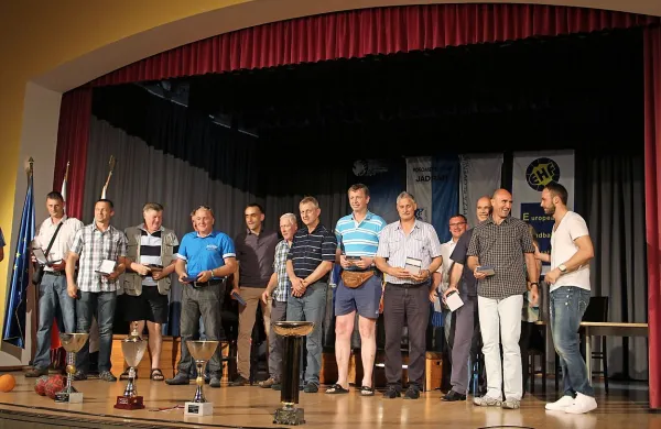Na odru se je zvrstilo veliko število nagrajencev, del teh 
objavljamo na fotografiji. Ljubiteljem rokometa jih ne bo težko  
prepoznati.