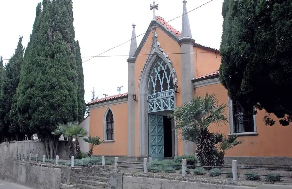 Vhodno vežo piranskega pokopališča so postavili leta 
1862. 