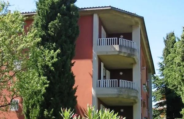 Otroka sta splezala na balkon in vstopila v apartma.