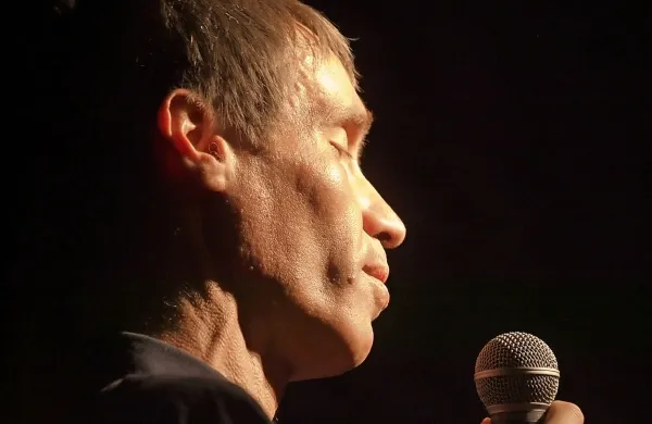 Aleš Hadalin: “Če izhajamo iz veselejših ljudskih pesmi, potem lahko 
sklepamo, da  se Slovenci najraje brijemo norca iz odnosov med spoloma,  v 
zvezi s trdovratno žejo, pa še marsikaj bi se našlo. Je pa res, da boga kar precej 
na miru pustimo.” 