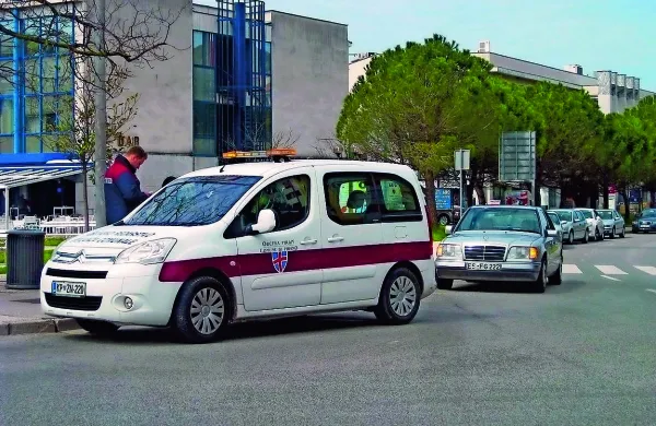 Piranski grb naj bi na redarski avtomobilih zamenjal znak 
skupne službe  z občino Ankaran.  
