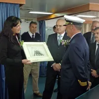 Duška Žitko je ob krstu ladje Portorož pred tremi leti in pol v 
kitajskem Nantongu njenemu prvemu poveljniku Miroslavu 
Koželju podarila grafiko Zvesta Appolonia. 