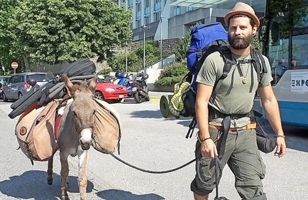 Zanimiva popotniška druščina je tudi v Trstu v minulih dneh 
pritegnila številne poglede.
