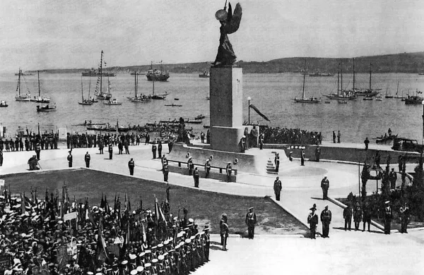 9. junija leta 1935 so na današnjem Ukmarjevem trgu v Kopru 
“odprli” spomenik Koprčanu Nazariu Sauru.