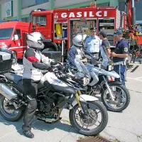 V Kobaridu je v nedeljo po nekaj letih ponovno potekala 
preventivna prireditev, namenjena voznikom enoslednih motornih vozil, pod skupnim imenom Moto točka Kobarid 
2015.