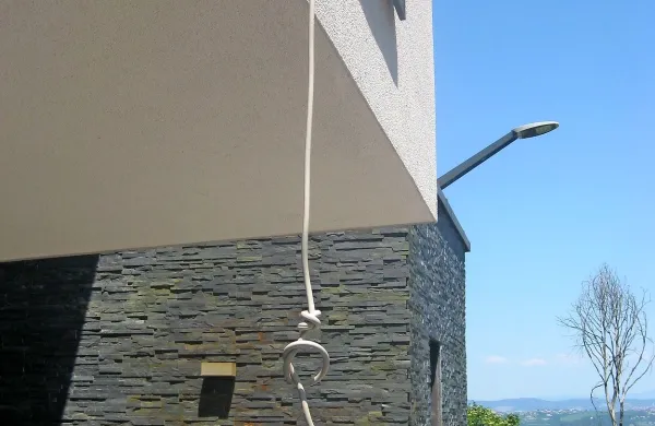 Nad vhodnimi vrati visijo električni kabli.  